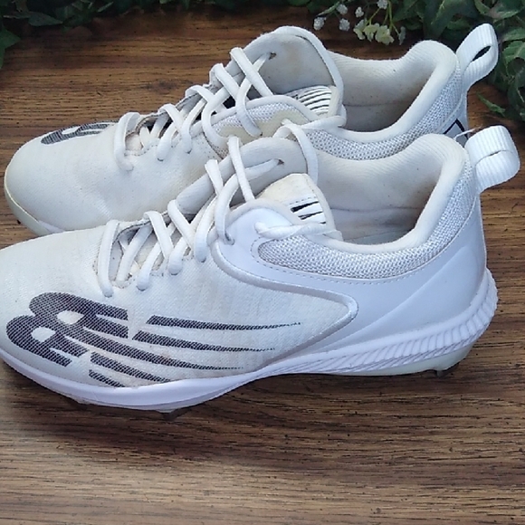 New Balance Kids Size 5 White Sports Cleats Shoes - Picture 4 of 13